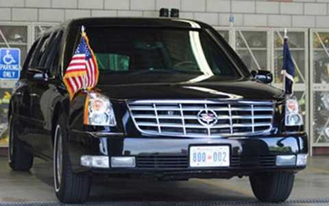 Bên trong chiếc xe bọc thép siêu an toàn này bạn có thể tìm thấy mọi thứ, từ thiết bị chữa cháy, bình dưỡng khí, thậm chí cả những túi máu theo dúng nhóm máu của Tổng thống, cùng những thông tin liên quan