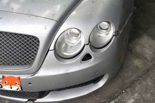 Những hình ảnh được chia sẻ trên mạng <a href='https://vtcnews.vn/xa-hoi.2.0.html' >xã hội</a> cho thấy, chiếc siêu xe sang Bentley Continental Flying Spur này dường như đã từng dính vào một vụ tai nạn nào đó, khi phần đuôi xe xuất hiện nhiều vết thủng ở phía cản sau. Bên cạnh đó, cản trước nứt gãy.