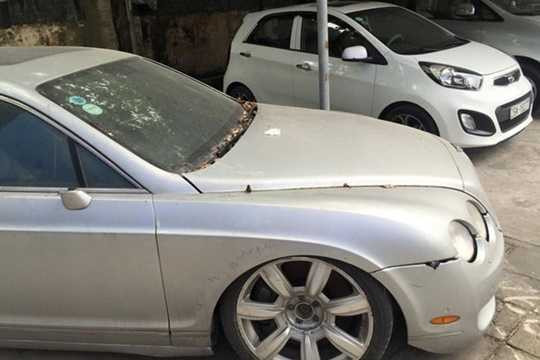 Ngoài ra, một số chi tiết ở ngoại thất cũng xuất hiện khá nhiều vết nứt lớn. Cặp gương chiếu hậu cùng logo chữ B ở la-zăng cũng không còn. Theo thông tin được biết thì có thể chiếc xe sang này đã nằm đây đã khá lâu do liên quan đến vấn đề về pháp luật.