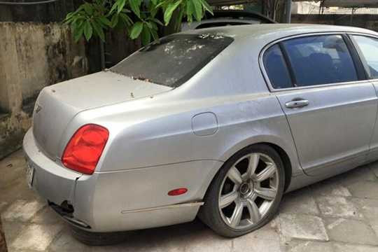 Hiện chưa rõ số phận của chiếc xe Bentley Continental Flying Spur trong bộ áo xanh xám này sẽ thế nào trong tời gian tới. Tuy nhiên nhiều người am hiểu về xe cho rằng, nếu muốn lăn bánh trên đường phố chiếc xe siêu sang này sẽ tiêu tốn của chủ nhân một khoản tiền khá lớn.