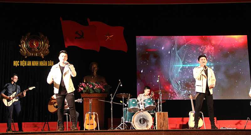 Ca khúc Và như thế qua sự thể hiện của Thành Tín và Việt Anh