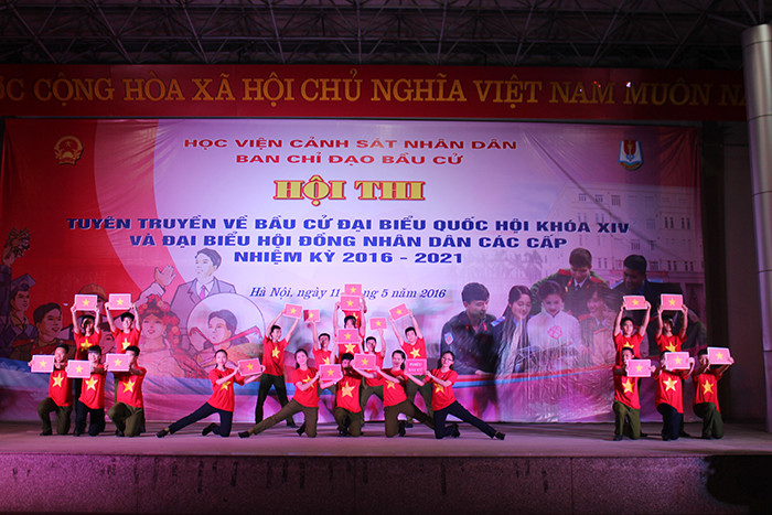 Sinh viên Cảnh sát hào hứng tuyên truyền bầu cử