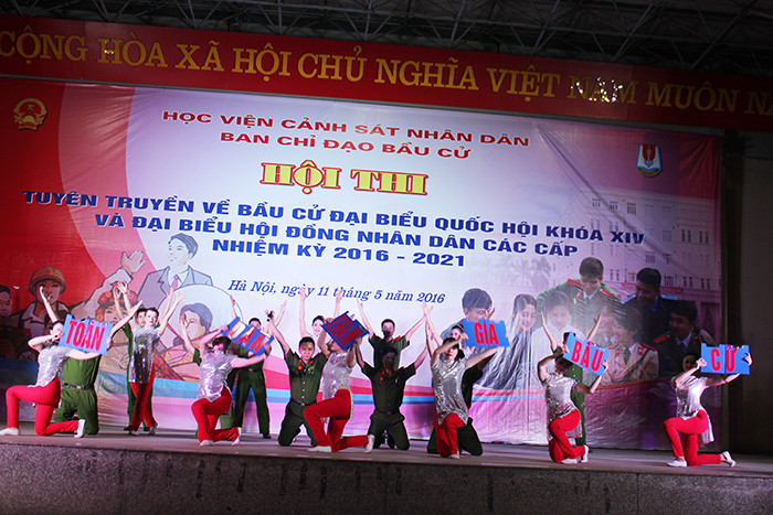 Sinh viên Cảnh sát hào hứng tuyên truyền bầu cử