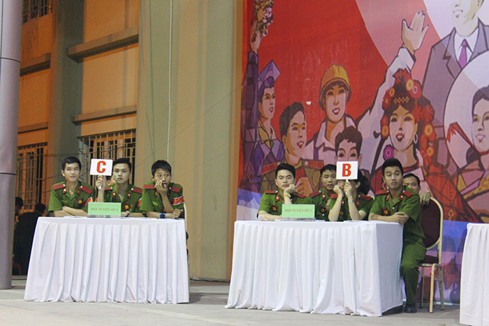 Sinh viên Cảnh sát hào hứng tuyên truyền bầu cử