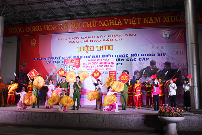 Sinh viên Cảnh sát hào hứng tuyên truyền bầu cử