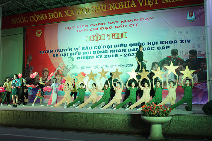 Sinh viên Cảnh sát hào hứng tuyên truyền bầu cử