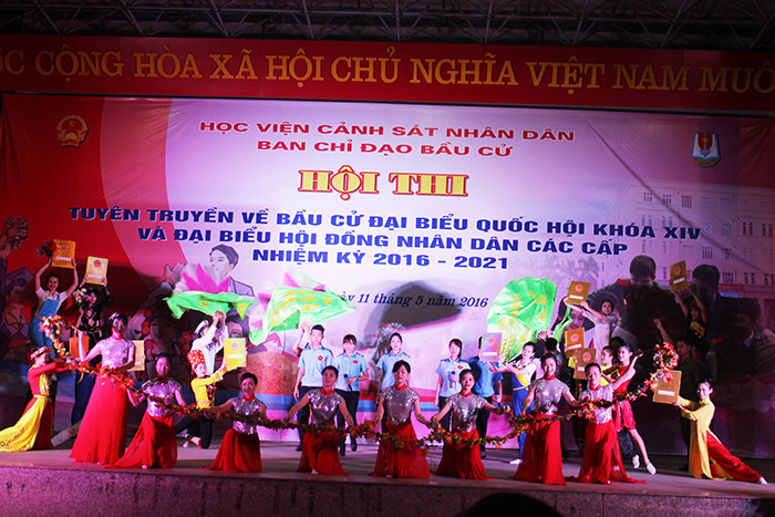 Sinh viên Cảnh sát hào hứng tuyên truyền bầu cử