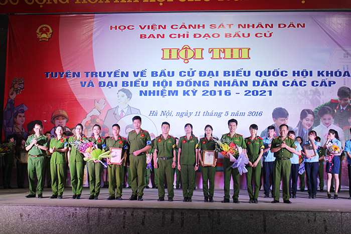 Sinh viên Cảnh sát hào hứng tuyên truyền bầu cử