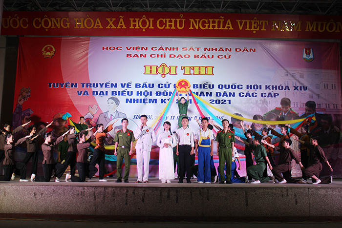 Sinh viên Cảnh sát hào hứng tuyên truyền bầu cử