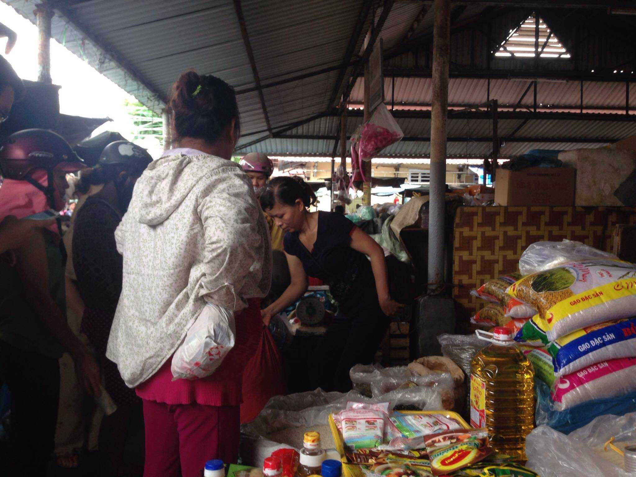 Một cửa hàng bán muối ở chợ Tây Lộc, thành phố Huế cháy hàng vì người mua tăng đột biến.