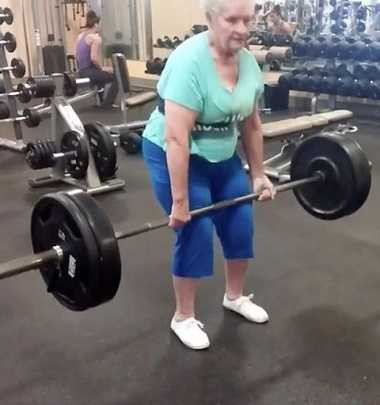 Bà Shirley Webb có thể nâng tạ nặng 102kg trước sự ngỡ ngàng của nhiều người.