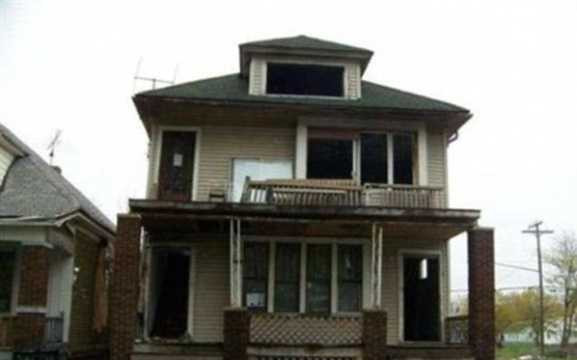 Căn biệt thự được xây từ năm 1915 ở Detroit này đã được rao bán với giá 1 đô la trong suốt 519 ngày mới có người mua. 