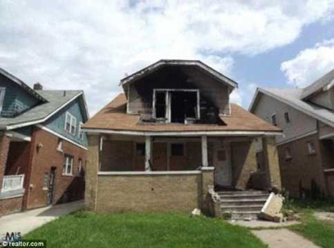 Căn biệt thự lợp ngói này được xây dựng từ năm 1926 này có 3 phòng ngủ, 2 phòng tắm, 1 ga ra và sân chơi này cũng có giá 1 đô la Mỹ.