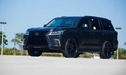 LX570 là mẫu SUV lớn nhất của Lexus với thiết kế lực lưỡng, bề thế. Ba hãng độ tại Mỹ đã chung tay nâng cấp chiếc LX570 2016 giúp chiếc xe có ngoại hình bí ẩn hơn. Toàn bộ xe được dán lại bởi decal đen mờ. Từ logo cho tới các chi tiết mạ crôm. 
