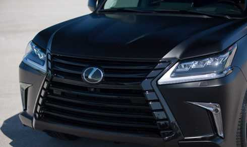 LX570 đời mới trình làng tại Pebble Beach năm ngoái. Động cơ hút khí tự nhiên, dung tích 5,7 lít V8 cho công suất 377 mã lực tại vòng tua máy 5.600 vòng/phút, và mô-men xoắn cực đại 534NM tại vòng tua máy 3.200 vòng/phút.