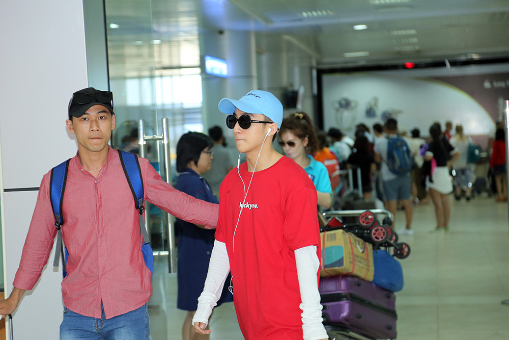 Sơn Tùng M-TP thích thú khi nhận quà đặc biệt từ fan Nha Trang