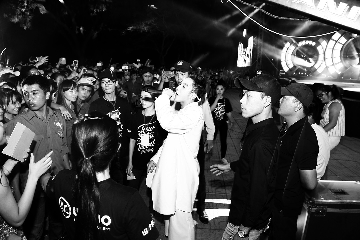 Sơn Tùng M-TP thích thú khi nhận quà đặc biệt từ fan Nha Trang