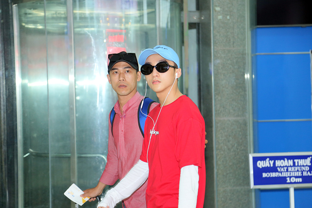 Sơn Tùng M-TP thích thú khi nhận quà đặc biệt từ fan Nha Trang