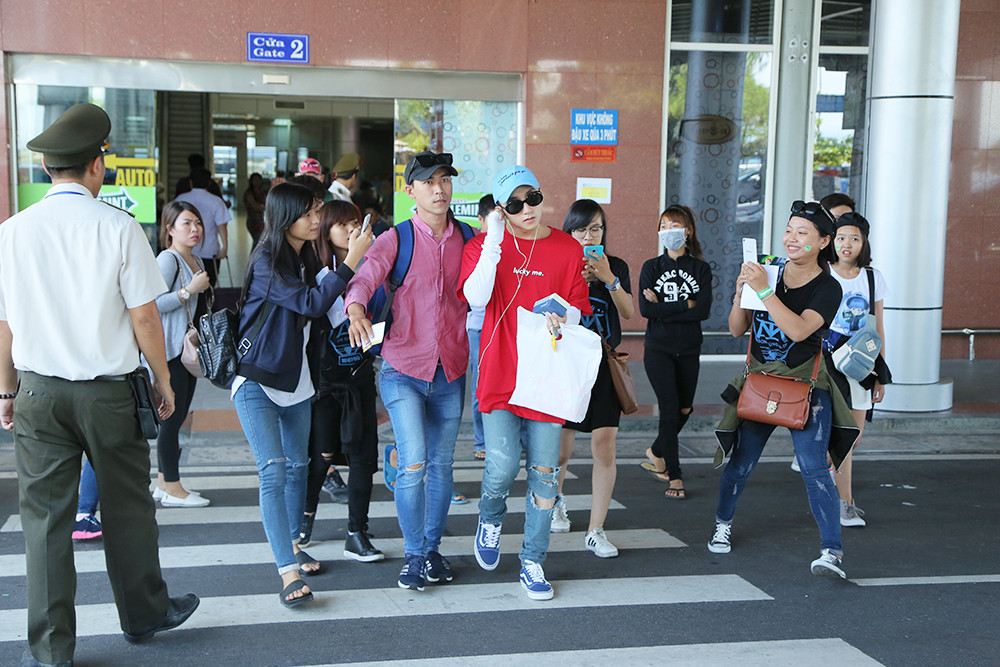 Sơn Tùng M-TP thích thú khi nhận quà đặc biệt từ fan Nha Trang