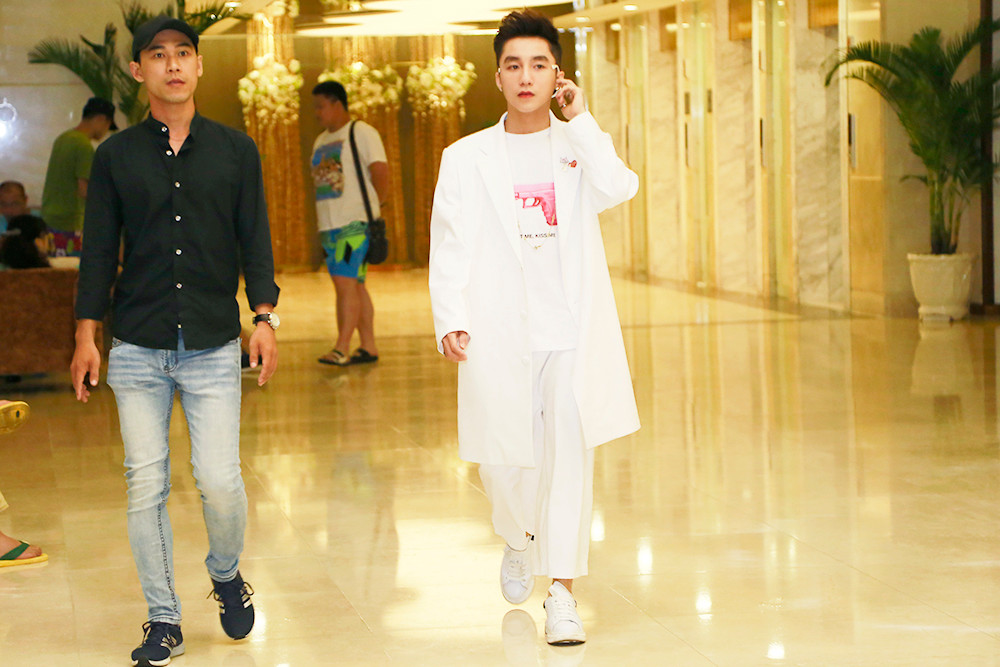 Sơn Tùng M-TP thích thú khi nhận quà đặc biệt từ fan Nha Trang