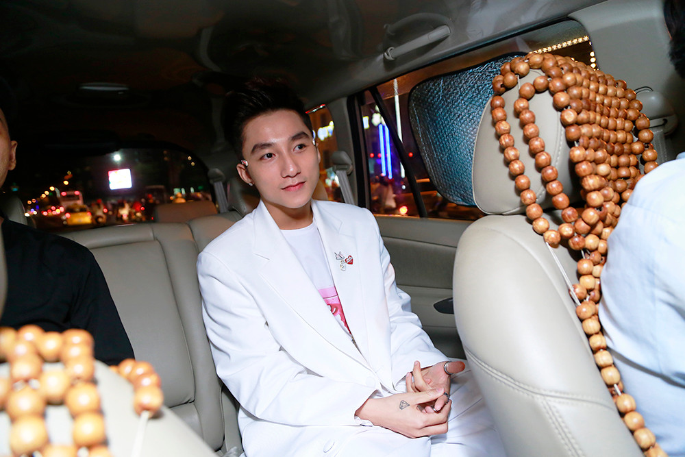 Sơn Tùng M-TP thích thú khi nhận quà đặc biệt từ fan Nha Trang