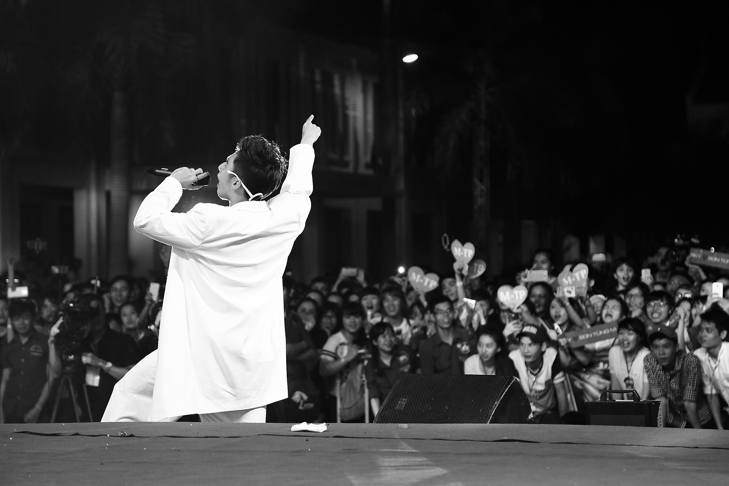 Sơn Tùng M-TP thích thú khi nhận quà đặc biệt từ fan Nha Trang