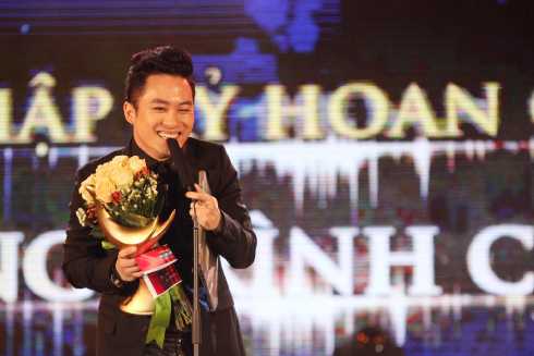Tùng Dương lên nhận giải cho Thập kỷ hoan ca