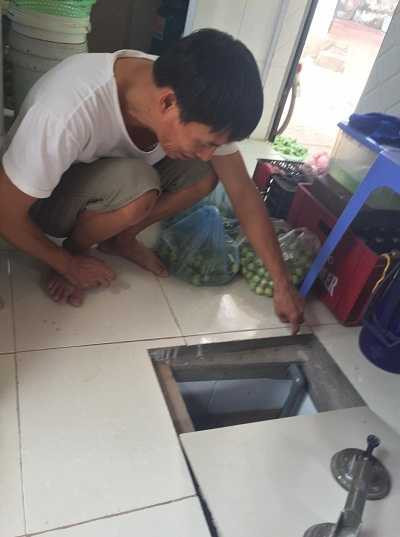 Bể chứa nước sạch của các hộ dân đã cạn, dù đến giờ cấp nước nhưng nước trong vòi không chảy.