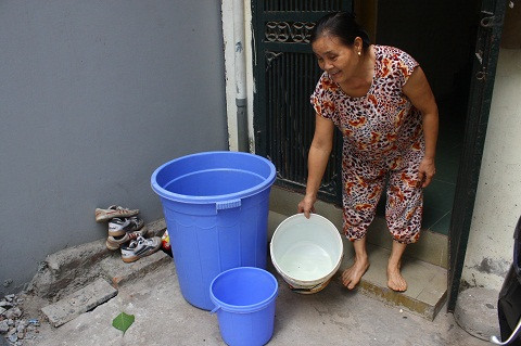 Người dân phải dùng nhiều thùng để dự trữ nước