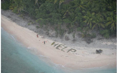 Thuỷ thủ xếp lá cọ thành chữ Help (Cứu) trên đảo Fanadik. Thuỷ thủ xếp lá cọ thành chữ Help (Cứu) trên đảo Fanadik.