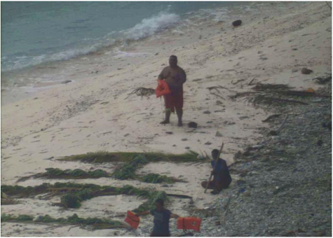 Ba ngày sau khi mắc kẹt ở hòn đảo hoang, các thủy thủ đã được máy bay hải quân giải cứu. Ba ngày sau khi mắc kẹt ở hòn đảo hoang, các thủy thủ đã được máy bay hải quân giải cứu.