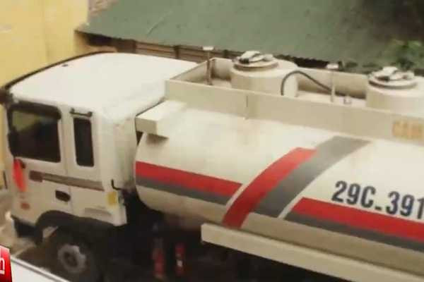 Xe chở 9.000 lít chất lỏng nghi là xăng. Ảnh: vtv.vn