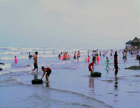 Hoạt động du lịch của người dân tại các xã ven biển huyện Tiền Hải. ( Ảnh: Bùi Tùng)