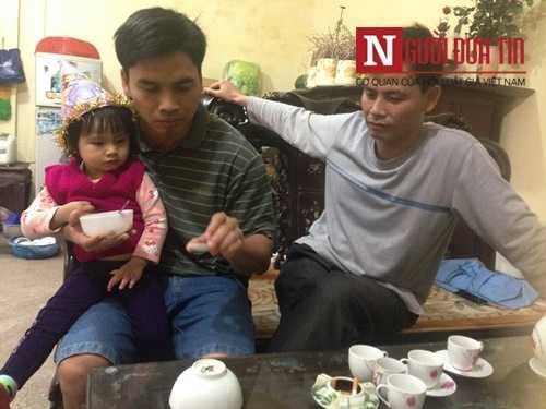 Anh Lan và em trai mình đang trao đổi với PV về chiếc bát có gắn vật thể lạ xuất hiện trong nhà mình. 