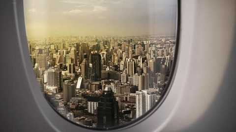 Lỗ nhỏ ở cửa sổ máy bay làm cân bằng áp suất bên trong máy bay.