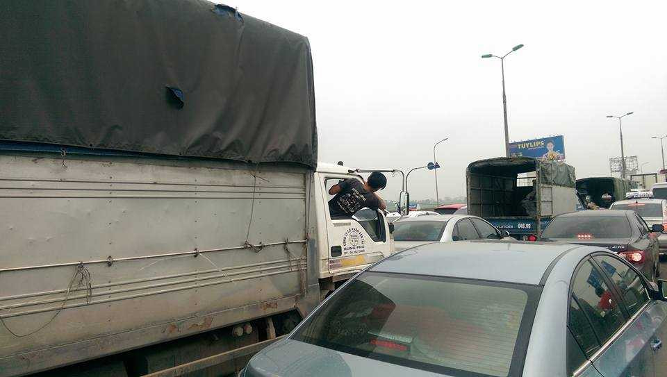 Dòng xe cộ nối đuôi nhau gần như không thể nhúc nhích (Ảnh: Lê Nam)