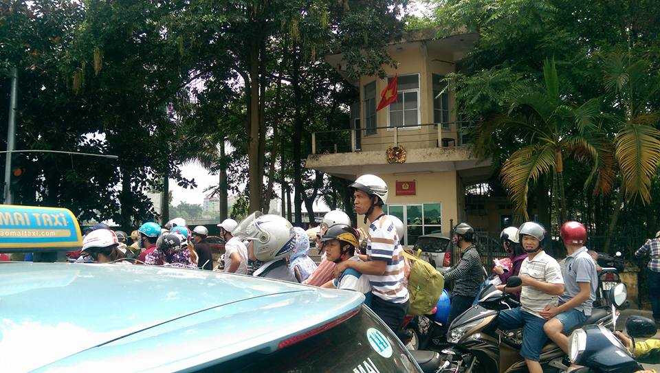 Nhiều người kêu gần 1 tiếng mới đi được hơn 2 km (ảnh: Lê Nam)