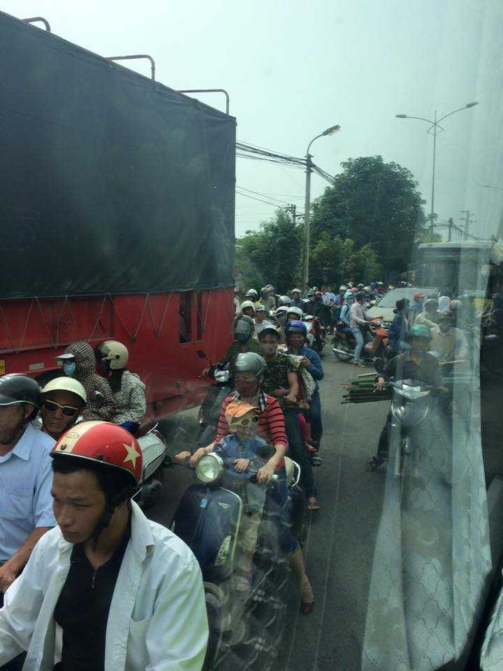 Nhiều người đã phải quay đầu xe để tìm đường khác vì không chịu được cảnh tắc đường sáng nay tại Thường Tín (Hà Nội) (Ảnh: Trang Nguyen)