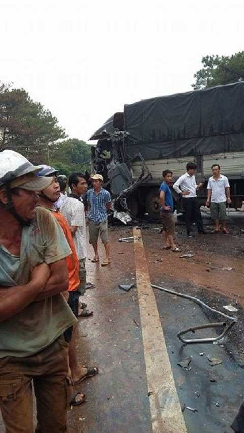 Tai nạn kinh hoàng, đường Hồ Chí Minh kẹt cứng