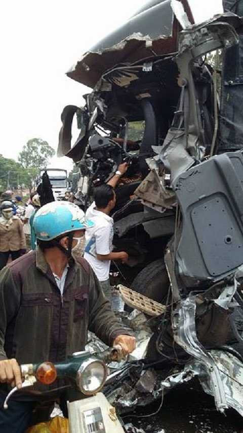 Tai nạn kinh hoàng, đường Hồ Chí Minh kẹt cứng