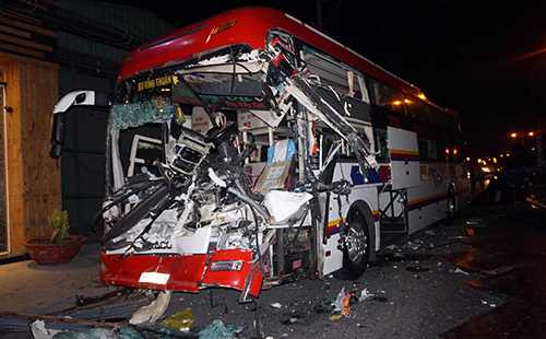 Sau tai nạn, đầu xe khách rách bươm. Ảnh: Nguyệt Triều