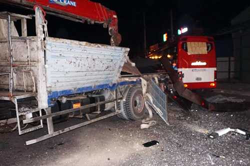 Tai nạn kinh hoàng trong đêm, 30 hành khách kêu cứu trong xe giường nằm