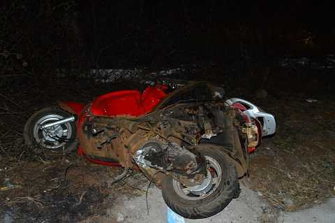 Xe gắn máy bị hư hỏng nặng tại hiện trường - Ảnh: Thanh Hải Xe gắn máy bị hư hỏng nặng tại hiện trường - Ảnh: Thanh Hải
