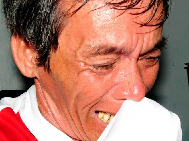 Ông Hà (chồng bà Doanh) òa khóc sau khi nghe con trai điện thoại về báo tin thi thể mẹ cháy đen còn lại đôi tất trong vụ tai nạn thảm khốc ở Bình Thuận.