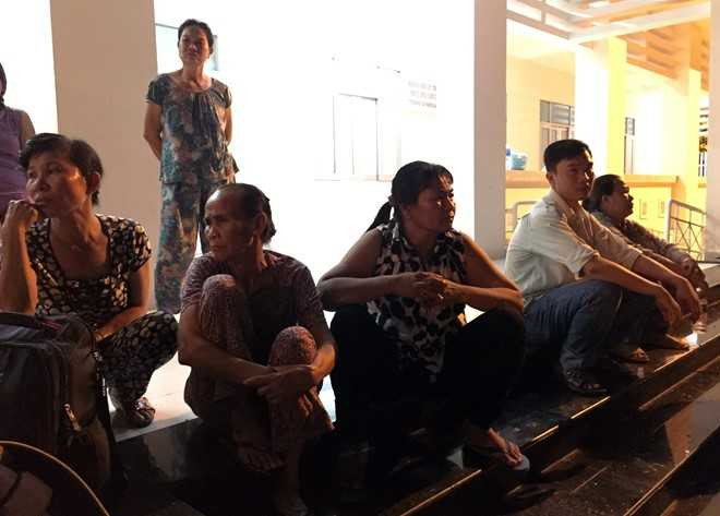 Người nhà nạn nhân chờ đợi kết quả ADN. Ảnh: Lê Trai.