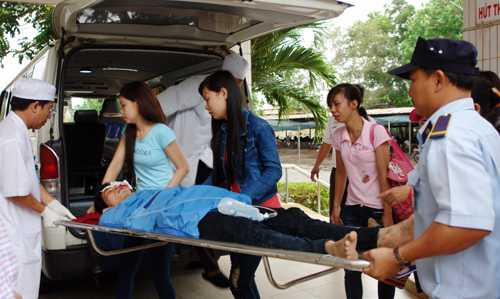 Nhiều lượt xe y tế, bác sĩ được điều động đưa hàng chục người bị nạn đi cấp cứu. Ảnh: Tư Huynh