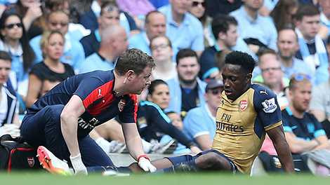 Welbeck sớm phải rời sân do tái phát chấn thương đầu gối