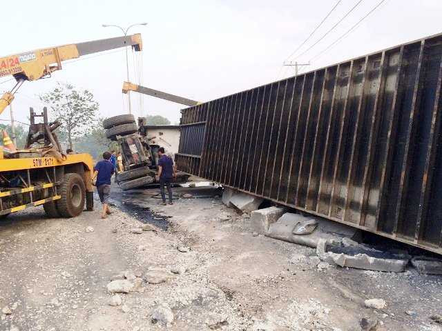 ài xế buồn ngủ khiến xe container lật nằm chán ngang quốc lộ 22 hướng từ TP.HCM về Tây Ninh