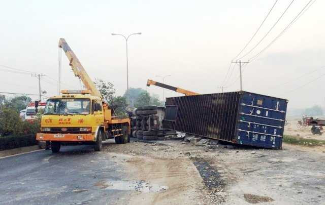 May mắn người đi đường không gặp nạn nhưng tài xế và phụ xe trọng thương