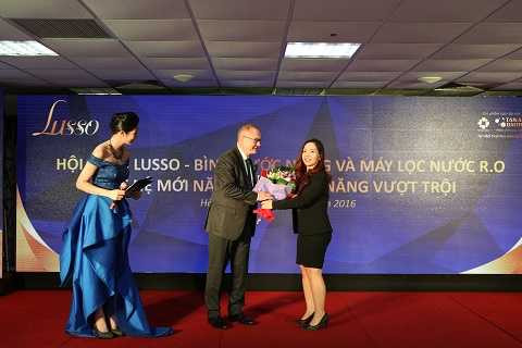 Mr AMr Alain Maillard - Giám đốc Marketing Tập đoàn Cotherm Pháp nhận hoa từ Phó tổng giám đốc Nguyễn Ngọc Trâm Mr AMr Alain Maillard - Giám đốc Marketing Tập đoàn Cotherm Pháp nhận hoa từ Phó tổng giám đốc Nguyễn Ngọc Trâm